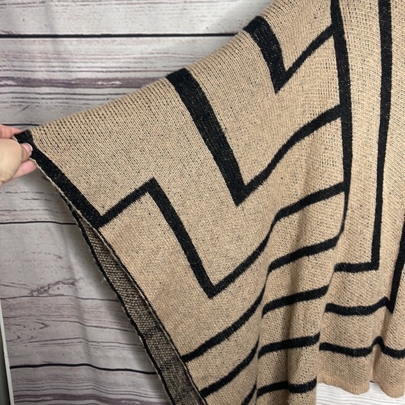Elan Poncho Sweater With Buckle Detail Sz OSFM! - Picture 3 of 6